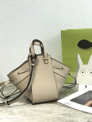 ロエベ Loewe ハンモックバッグ 11*19*19cm