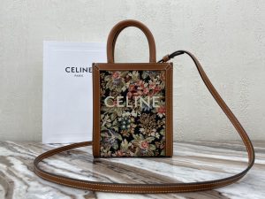 Celineセリーヌ 193302 ミニ バーティカル カバ CELINE / CELINEプリント入りキャンバス & カーフスキン ナチュラル 17 X 21 X 4 CM