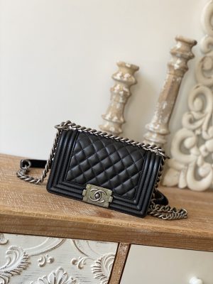 CHANELシャネル スモール ハンドバッグA67085 12 × 20.5 × 8.5 cm