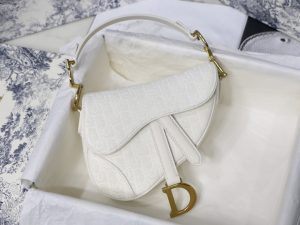 Dior ディオール  ミニ SADDLE バッグSADDLE バッグ 21 x 18 x 5cm