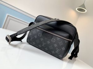 ルイヴィトン LouisVuitton M30233 アウトドア・メッセンジャー PM