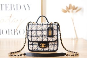 シャネル CHANEL AS3652 スモール トップハンドル フラップ バッグ 17 × 20.5 × 6 cm