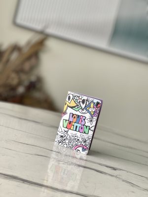 ルイ・ヴィトン スーパーコピー M82024 オーガナイザー・ドゥ ポッシュ｜カラフルなカートゥーンキャラクターが魅力の小ぶりな財布