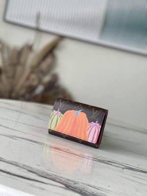 ルイ・ヴィトン スーパーコピー M82111 草間彌生コラボ「LV × YK ポルトフォイユ･ヴィクトリーヌ」の鮮やかなカボチャモチーフの財布