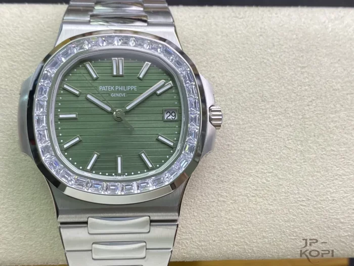 パテック・フィリップ ノーチラス 5711/1300A-001 グリーン ジェム・セッティング ダイアル グリーン 丹東Cal.324【3K工場出品】