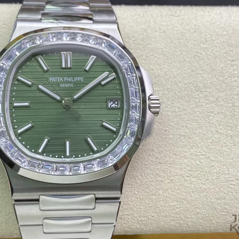 パテック・フィリップ ノーチラス 5711/1300A-001 グリーン ジェム・セッティング ダイアル グリーン 丹東Cal.324【3K工場出品】