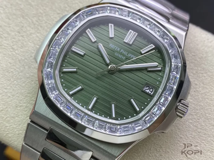 パテック・フィリップ ノーチラス 5711/1300A-001 グリーン ジェム・セッティング ダイアル グリーン 丹東Cal.324【3K工場出品】 - 画像 (3)
