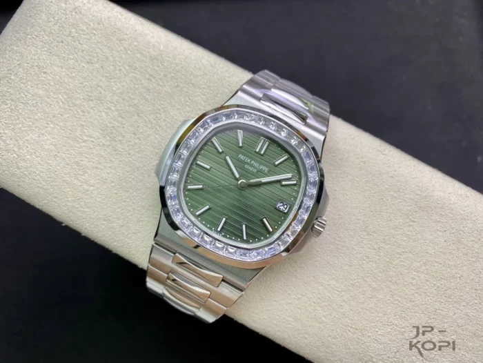 パテック・フィリップ ノーチラス 5711/1300A-001 グリーン ジェム・セッティング ダイアル グリーン 丹東Cal.324【3K工場出品】 - 画像 (4)