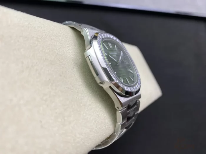 パテック・フィリップ ノーチラス 5711/1300A-001 グリーン ジェム・セッティング ダイアル グリーン 丹東Cal.324【3K工場出品】 - 画像 (6)