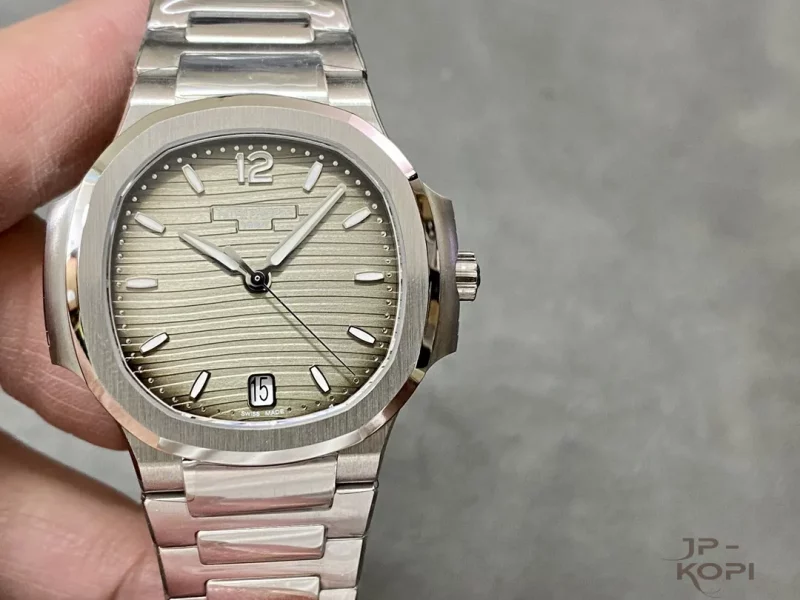 パテック・フィリップ ノーチラス 7118/1A-011｜モークグレーダイアル×Cal.324【3K製】