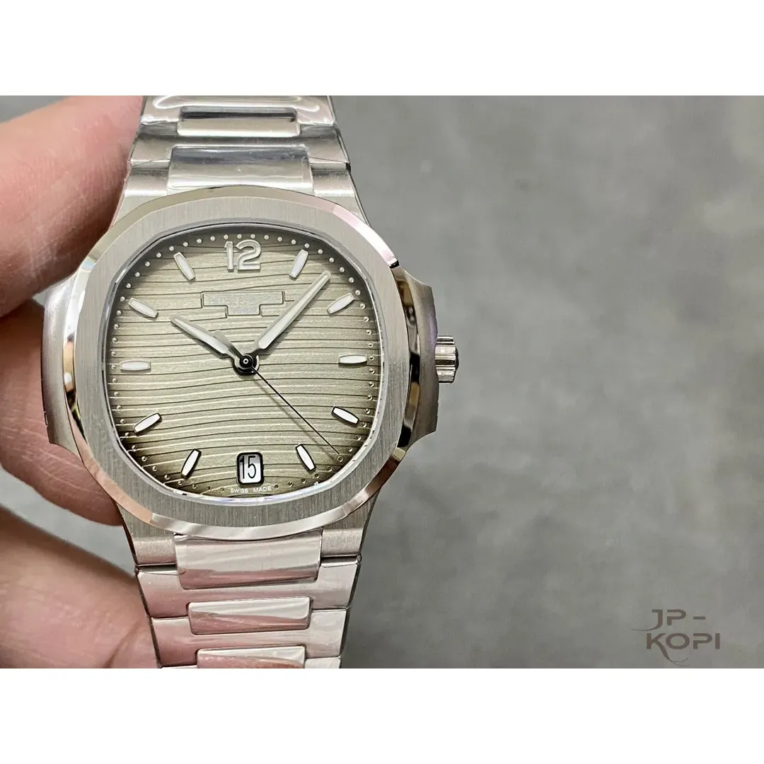 パテック・フィリップ ノーチラス 7118/1A-011|モークグレーダイアル×Cal.324【3K製】