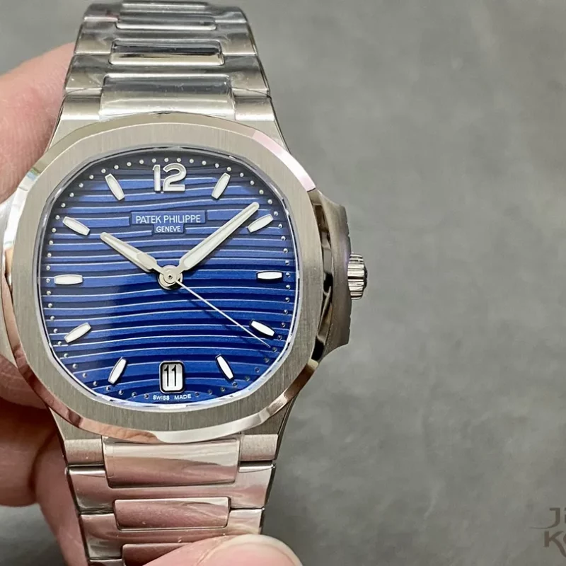 パテック・フィリップ ノーチラス 7118/1A-001｜ネイビーダイアル×Cal.324【3K製】