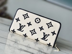 ルイ・ヴィトン M82529 LV バイ・ザ・プール ジッピー・ウォレット