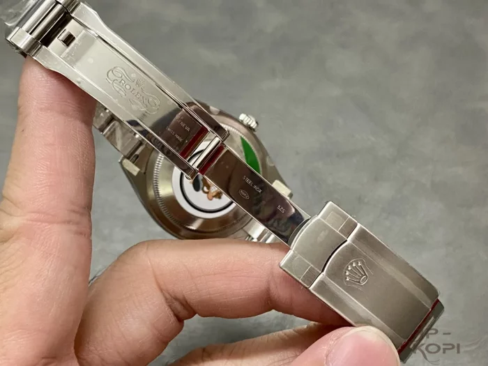 ロレックス オイスターパーペチュアル 126000-0006 グリーン 36mm【CLEAN工場出品】 - 画像 (9)