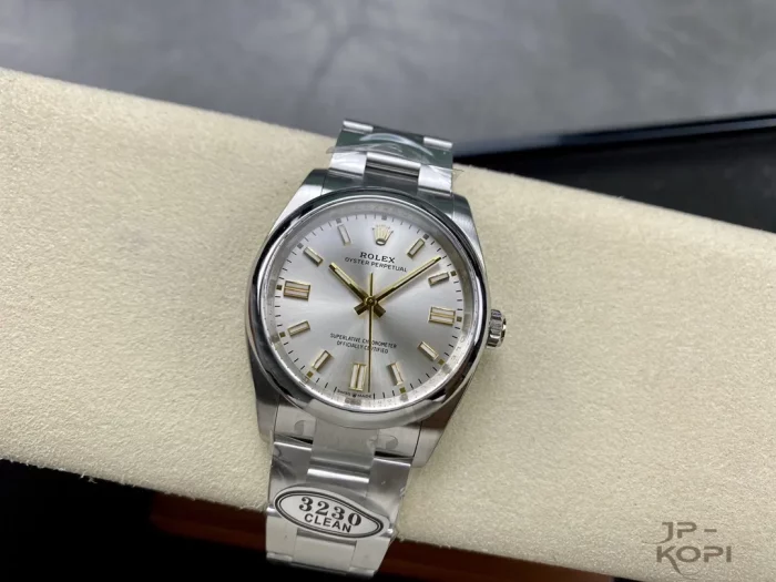 ロレックス オイスターパーペチュアル 126000-0001 シルバー 36mm【CLEAN工場出品】 - 画像 (4)