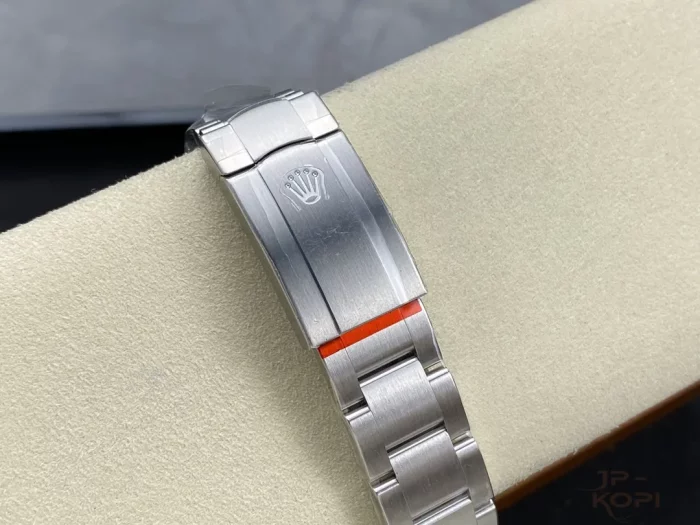 ロレックス オイスターパーペチュアル 126000-0001 シルバー 36mm【CLEAN工場出品】 - 画像 (9)
