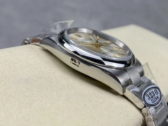 ロレックス オイスターパーペチュアル 126000-0001 シルバー 36mm【CLEAN工場出品】 - 画像 (6)