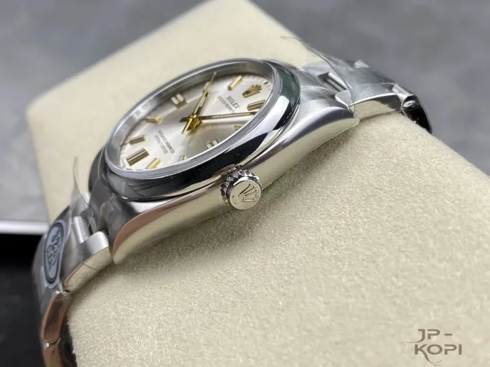 ロレックス オイスターパーペチュアル 126000-0001 シルバー 36mm【CLEAN工場出品】 - 画像 (5)