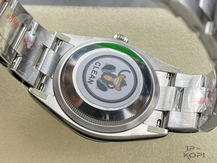 ロレックス オイスターパーペチュアル 126000-0001 シルバー 36mm【CLEAN工場出品】 - 画像 (7)