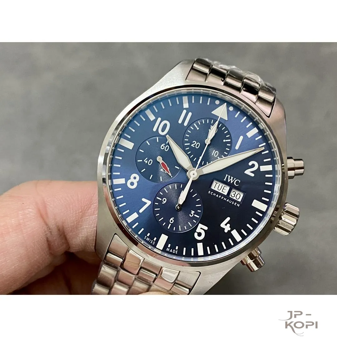 IWC パイロット・ウォッチ・クロノグラフ “プティ・プランス” IW377717|ブルー文字盤 43mm【ZF工場製 高品質コピー腕時計】 - 画像 (4)