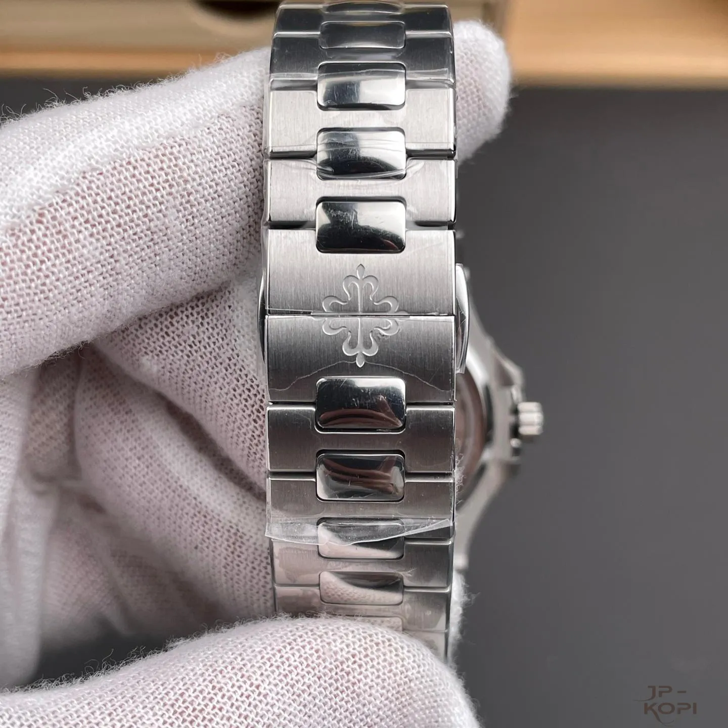 パテック・フィリップ ノーチラス プチコンプリケーション 5712/1A-001|ネイビーダイアル 40mm Cal.240 V3【PPF工場製 高品質コピー腕時計】 - 画像 (9)
