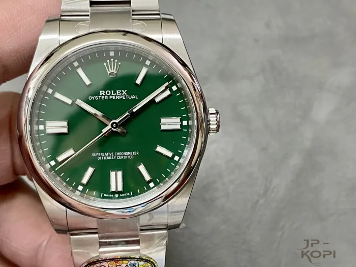 ロレックス オイスターパーペチュアル 124300 グリーン 41MM【CLEAN工場出品】