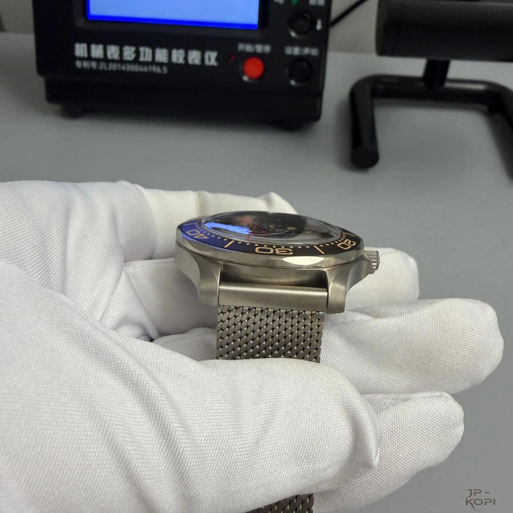 オメガ シーマスター ダイバー 300M 007エディション 42MM|ブラウンダイヤル×チタン【VS工場製 高品質コピー時計】 - 画像 (5)