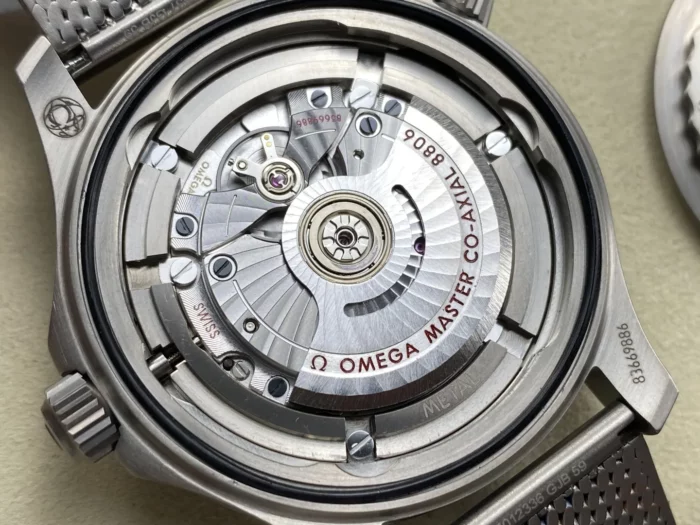オメガ シーマスター ダイバー 300M 007エディション｜メンズ ブラウンダイヤル×チタン【VS工場製】 - 画像 (9)