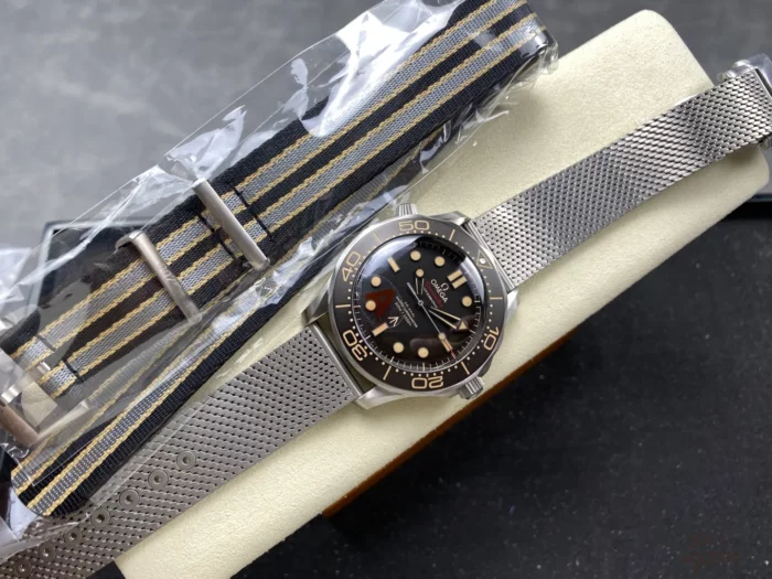オメガ シーマスター ダイバー 300M 007エディション｜メンズ ブラウンダイヤル×チタン【VS工場製】 - 画像 (5)