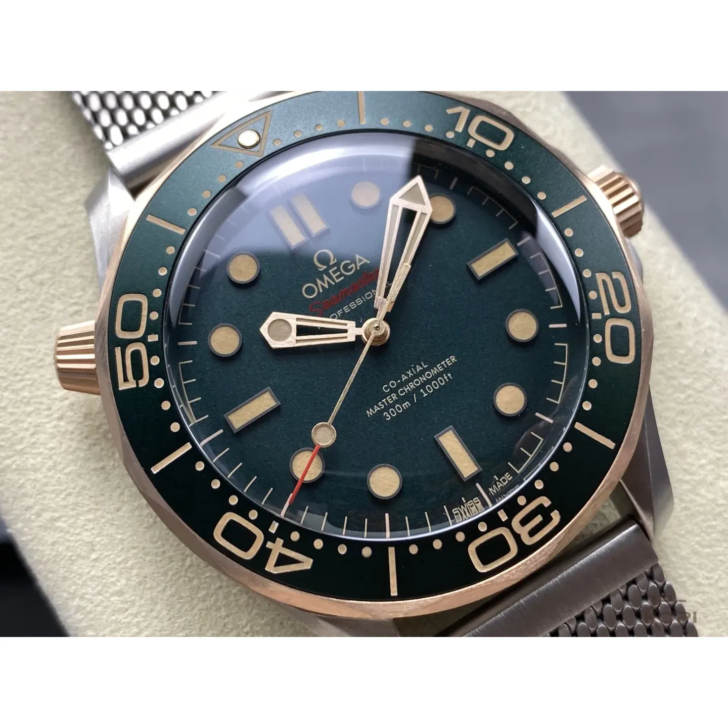 オメガ シーマスター ダイバー 300M 007エディション|メンズ グリーンダイヤル×グリーンベゼル V4【VS工場製】 - 画像 (3)