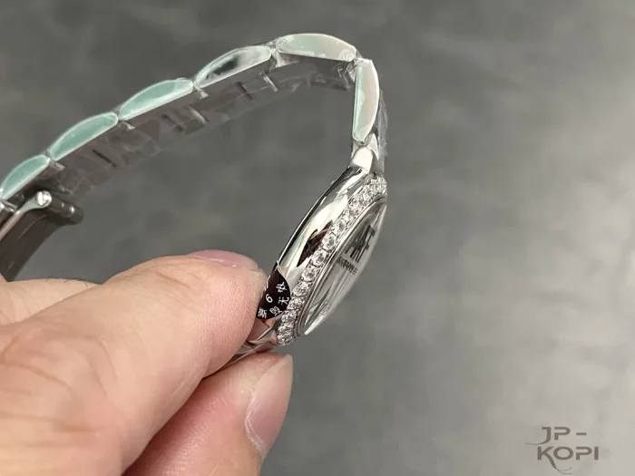 カルティエ バロンブルー WE9003Z3｜28mm レディース クオーツ ダイヤベゼル×シルバー文字盤【AF工場製】 - 画像 (5)