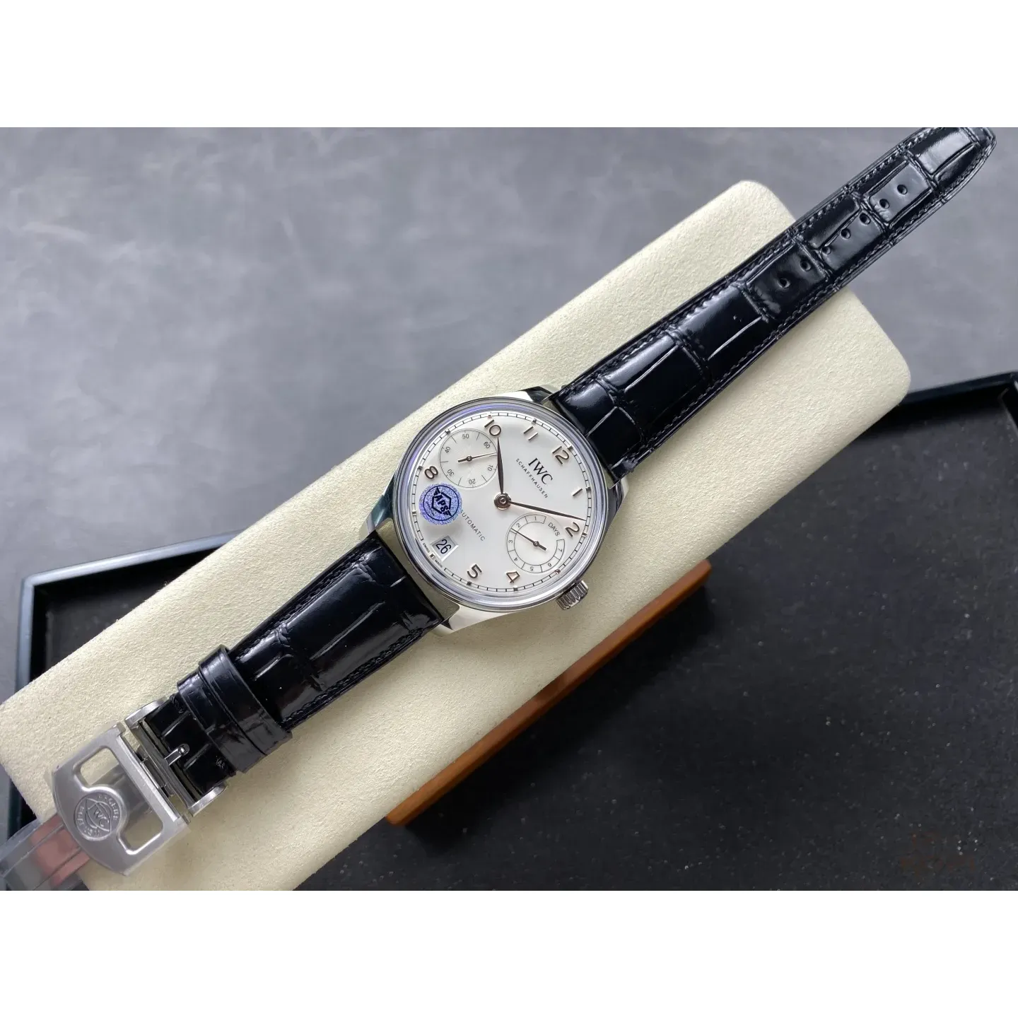 IWC ポルトギーゼ IW501701|ホワイト文字盤 ゴールドインデックス×レザー 42.4mm【APS工場製】 - 画像 (5)