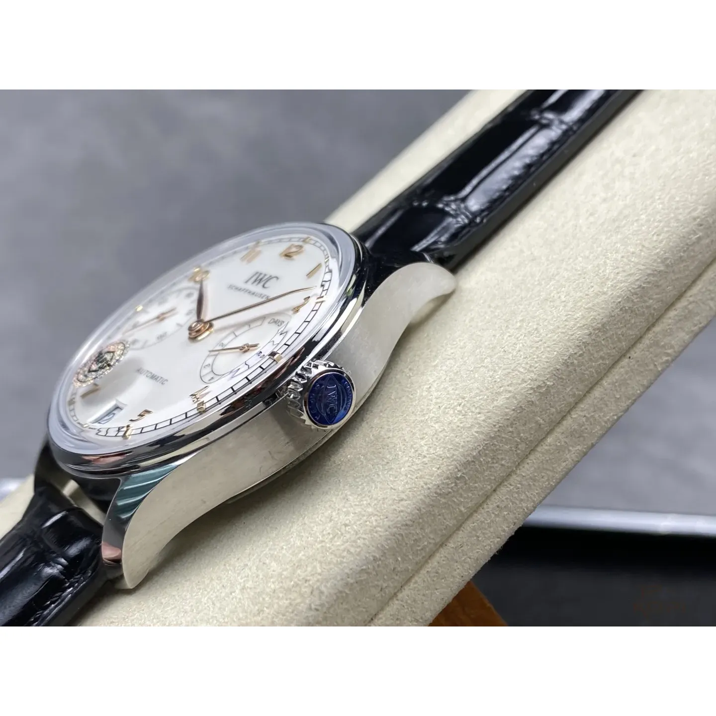 IWC ポルトギーゼ IW501701|ホワイト文字盤 ゴールドインデックス×レザー 42.4mm【APS工場製】 - 画像 (7)