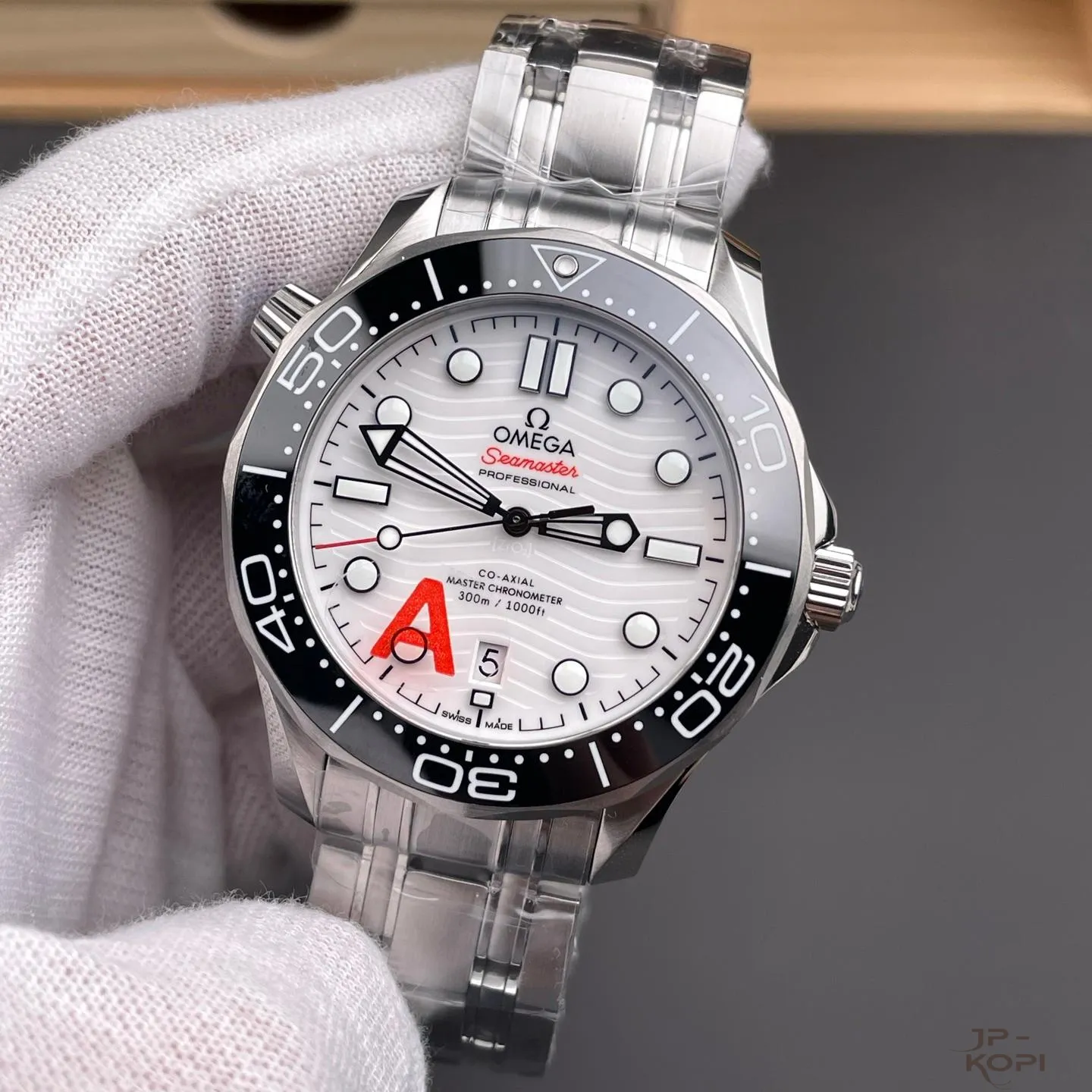 オメガ シーマスター 300 42MM|ホワイト文字盤×904Lステンレスブレス 丹東Cal.8800 V4【VS工場製 高品質コピー時計】 - 画像 (3)
