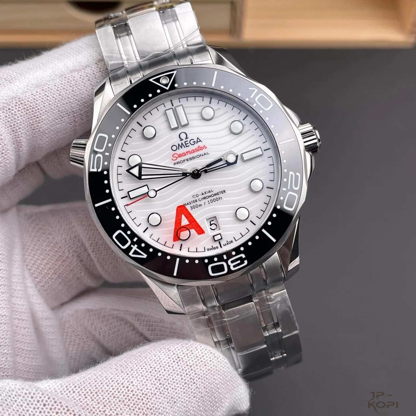 オメガ シーマスター 300 42MM|ホワイト文字盤×904Lステンレスブレス 丹東Cal.8800 V4【VS工場製 高品質コピー時計】 - 画像 (4)