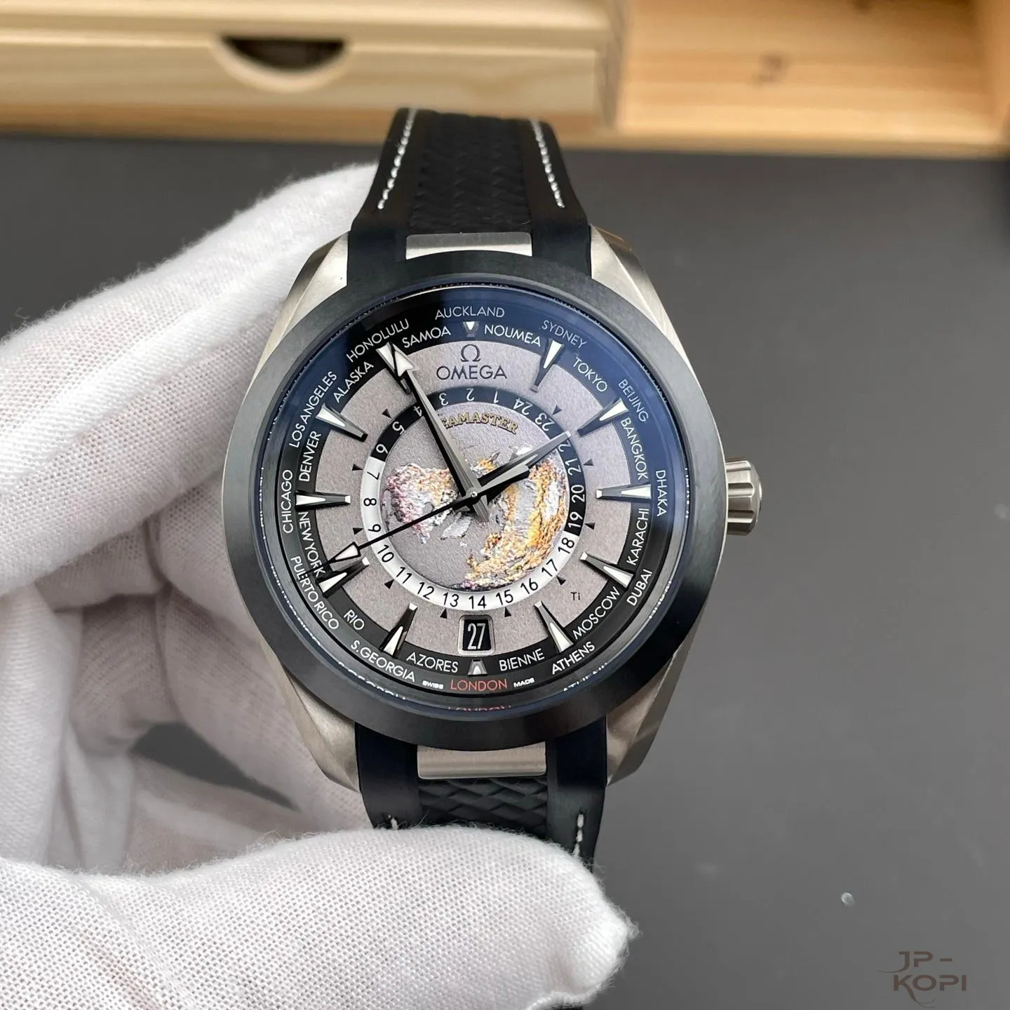 オメガ シーマスター アクアテラ GMT ワールドタイマー 220.92.43.22.99.001|グレー 43mm【VS工場出品】 - 画像 (2)