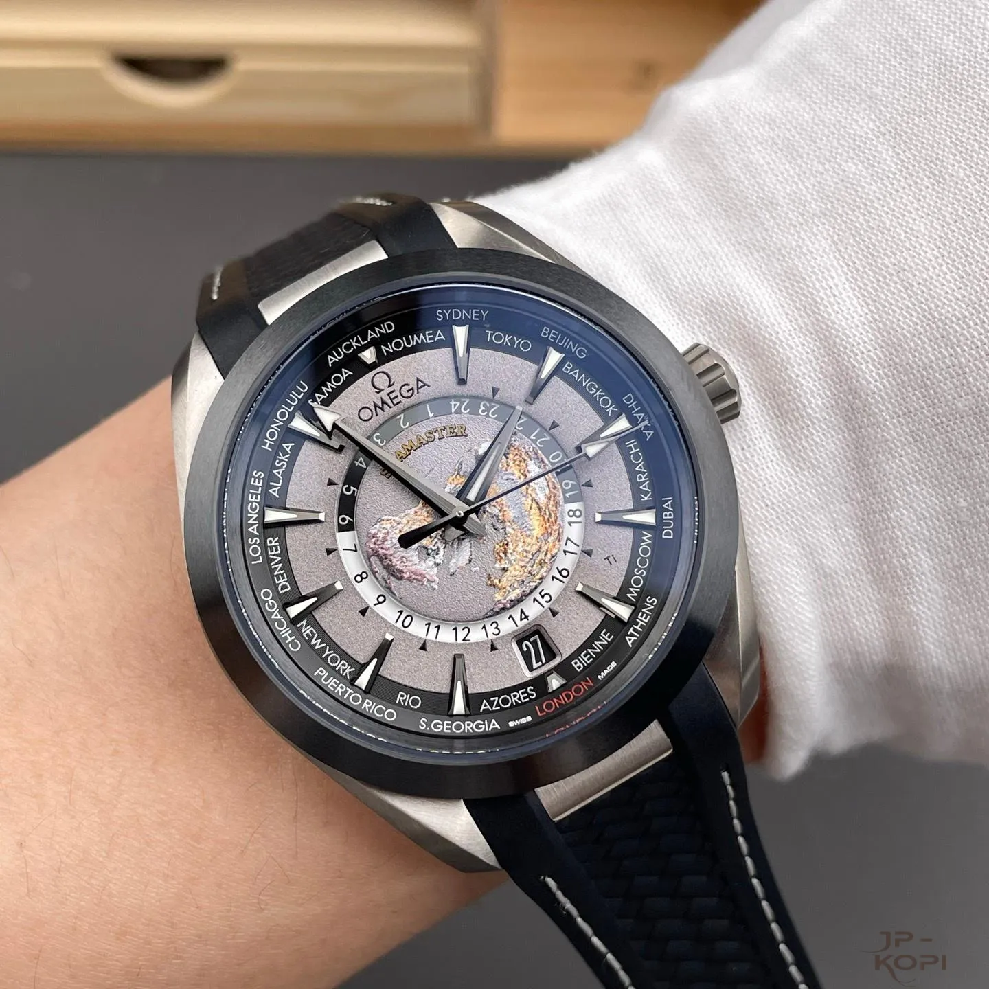 オメガ シーマスター アクアテラ GMT ワールドタイマー 220.92.43.22.99.001|グレー 43mm【VS工場出品】 - 画像 (10)