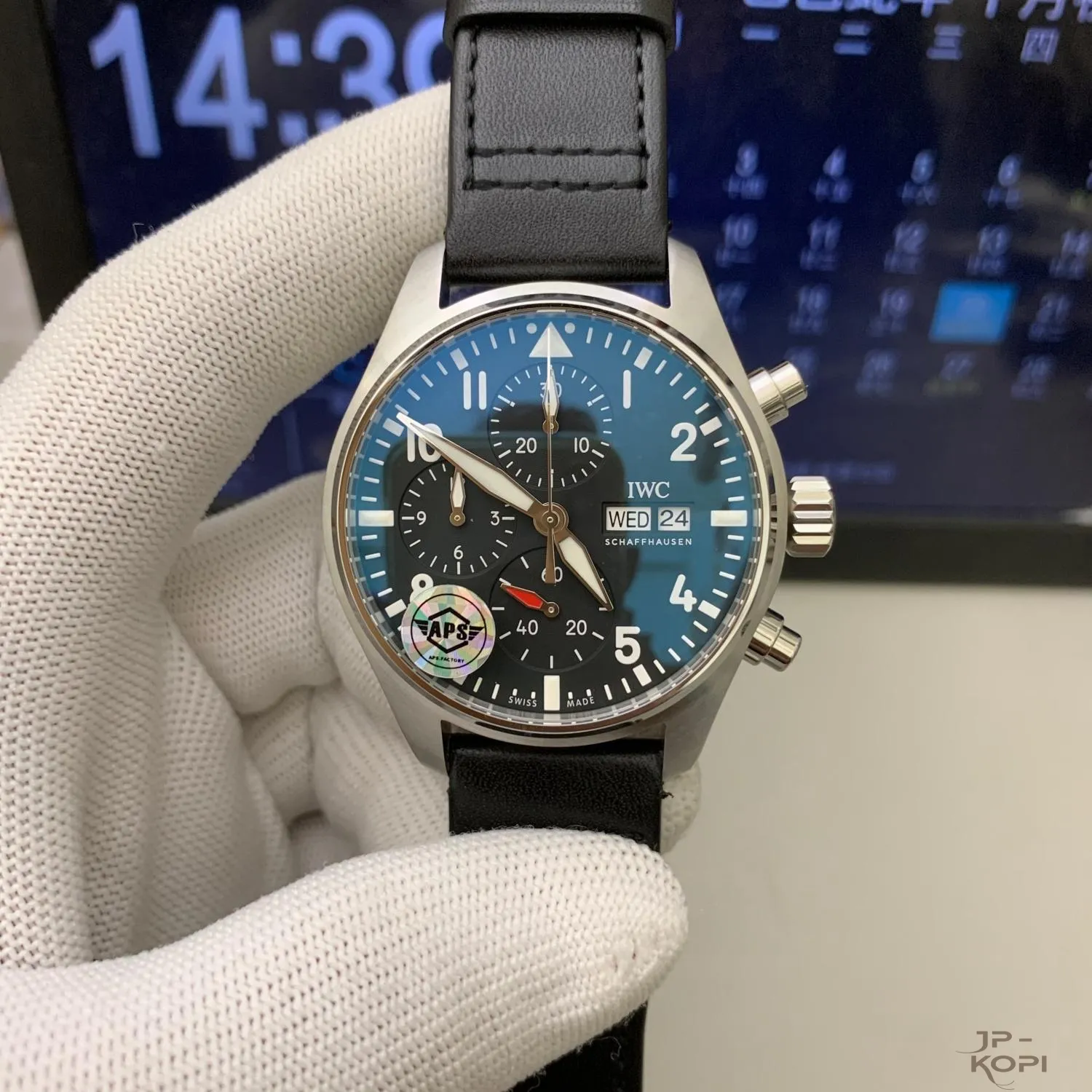 IWC パイロットウォッチ IW378001|ブラックダイアル クロノグラフ 丹東Cal.69385【APS工場製】 - 画像 (2)