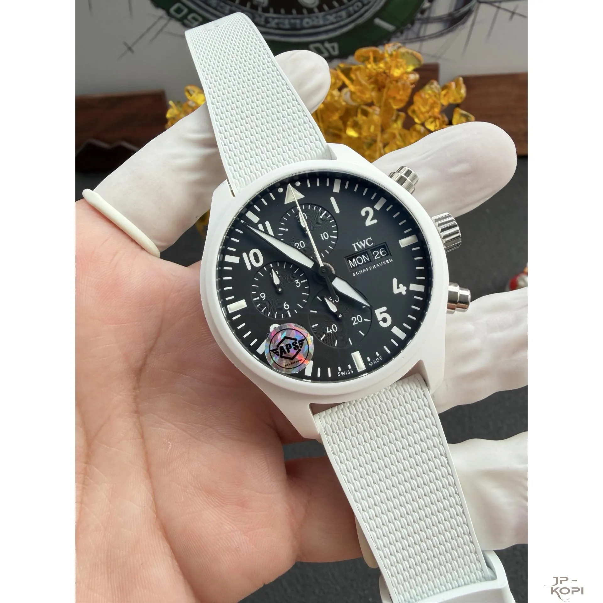 IWC パイロットウォッチ クロノグラフ 44 トップガン “レイク・タホ” IW389105|ホワイトセラミック × 丹東Cal.69385【APS製】 - 画像 (4)