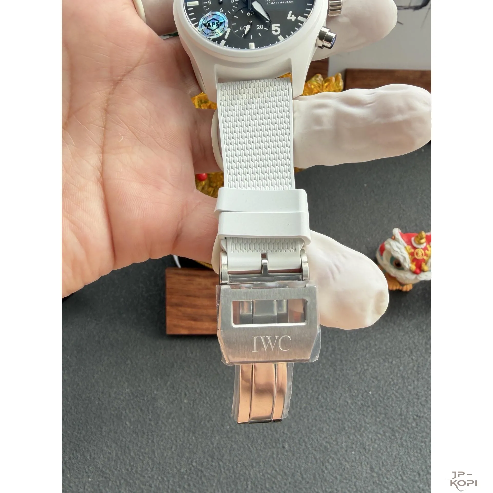 IWC パイロットウォッチ クロノグラフ 44 トップガン “レイク・タホ” IW389105|ホワイトセラミック × 丹東Cal.69385【APS製】 - 画像 (8)