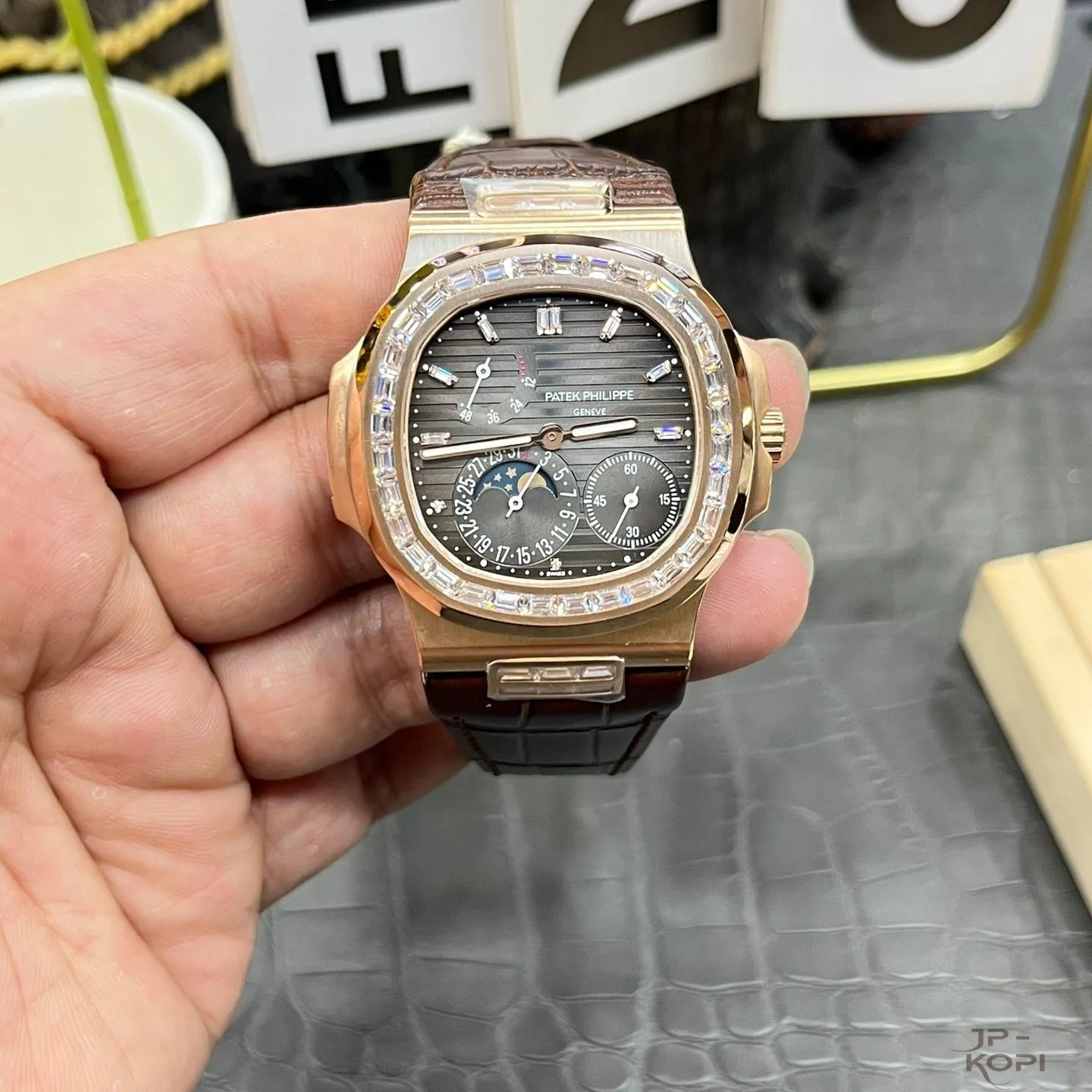 パテック・フィリップ ノーチラス 5724R-001|RG × バゲットダイヤ・ムーンフェイズ【PPF工場製】 - 画像 (2)