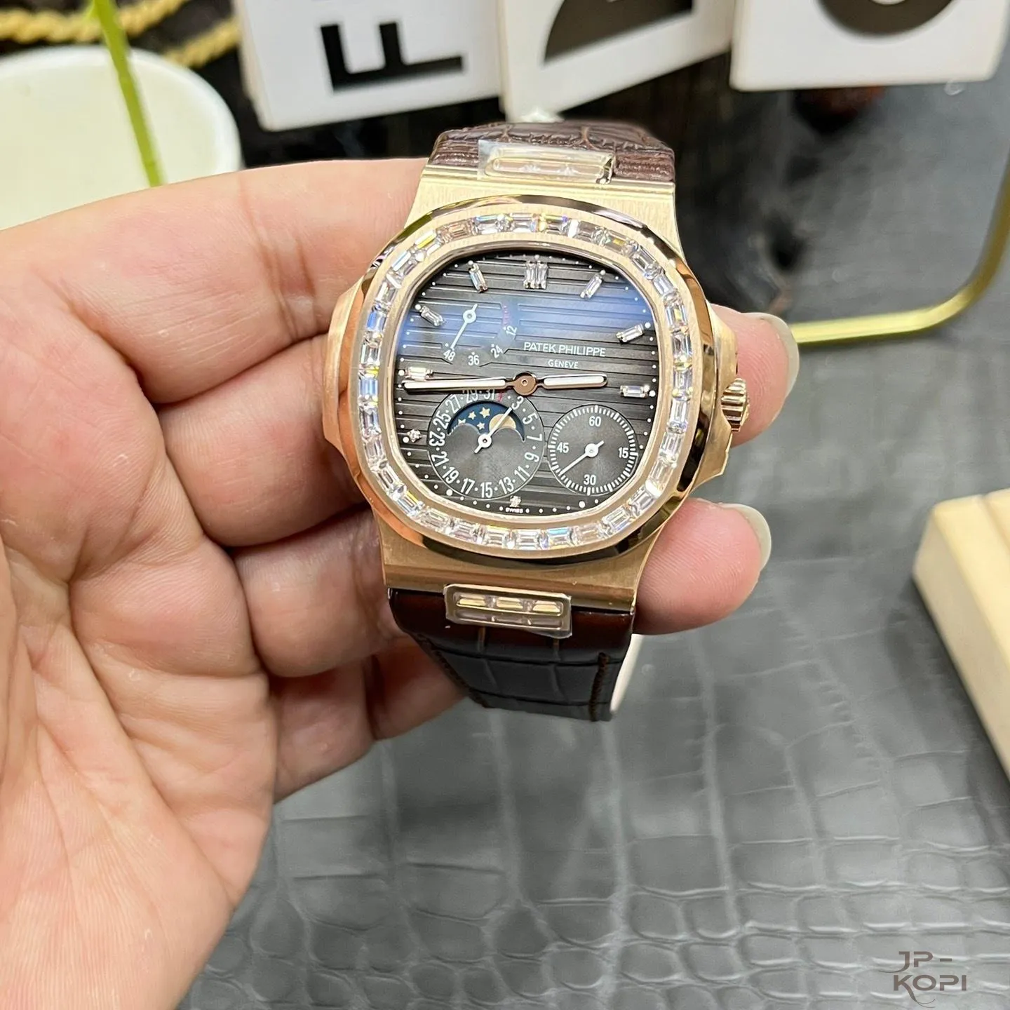 パテック・フィリップ ノーチラス 5724R-001|RG × バゲットダイヤ・ムーンフェイズ【PPF工場製】 - 画像 (3)