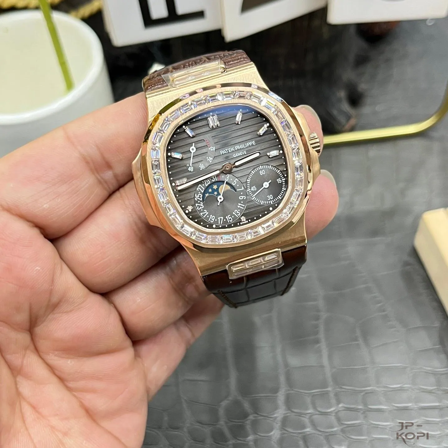 パテック・フィリップ ノーチラス 5724R-001|RG × バゲットダイヤ・ムーンフェイズ【PPF工場製】 - 画像 (4)