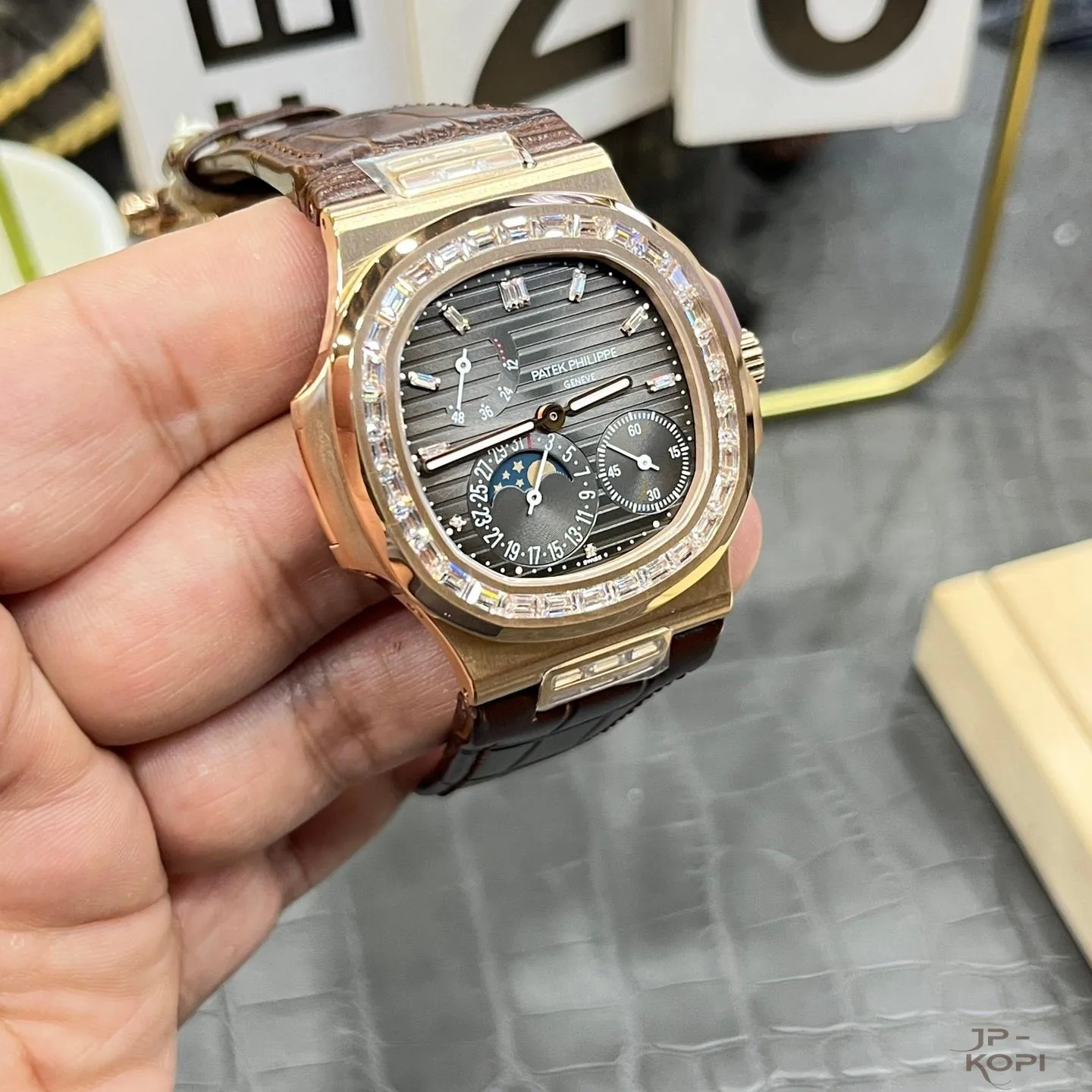 パテック・フィリップ ノーチラス 5724R-001|RG × バゲットダイヤ・ムーンフェイズ【PPF工場製】 - 画像 (5)