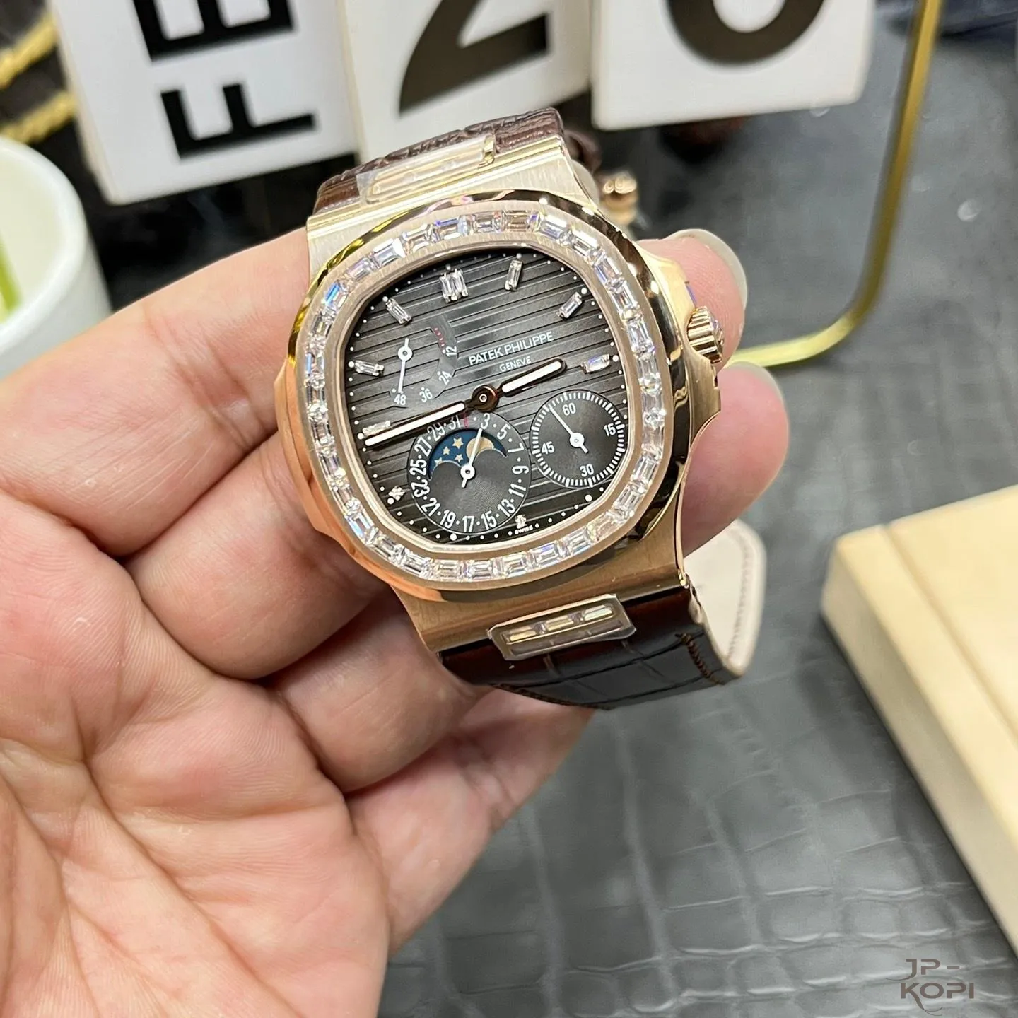 パテック・フィリップ ノーチラス 5724R-001|RG × バゲットダイヤ・ムーンフェイズ【PPF工場製】 - 画像 (6)