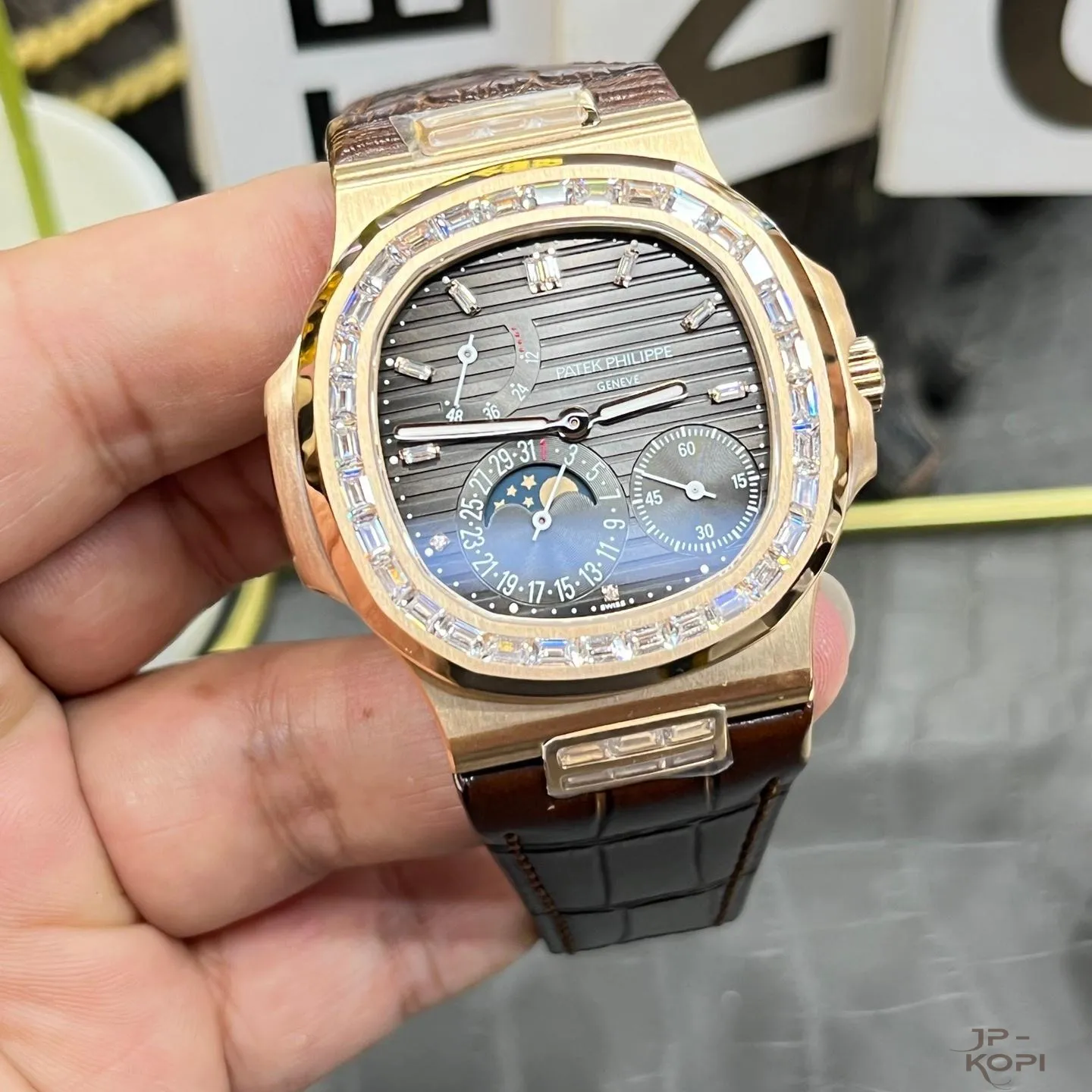 パテック・フィリップ ノーチラス 5724R-001|RG × バゲットダイヤ・ムーンフェイズ【PPF工場製】 - 画像 (7)